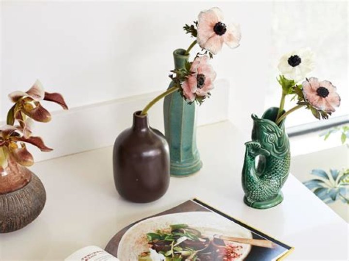 How do you identify an antique vase?