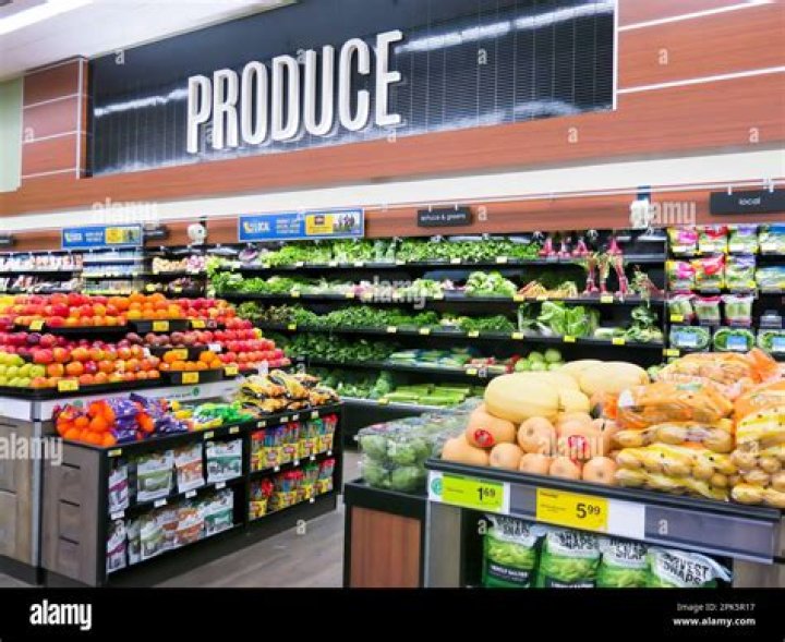 Is a grocery store a public good?