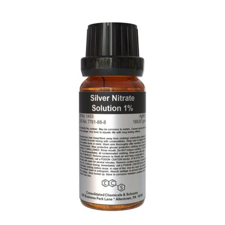 What does silver nitrate do for a wound?