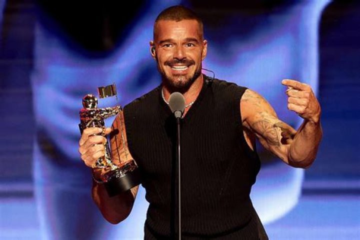 What episode is Ricky Martin in Glee?