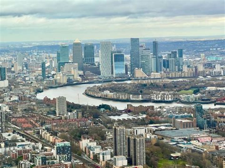 What shops does Canary Wharf have?