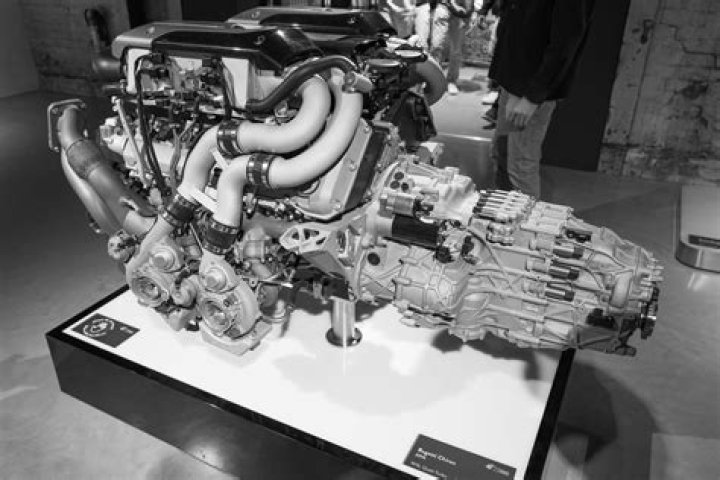 What type of engine is a Continental O-300?