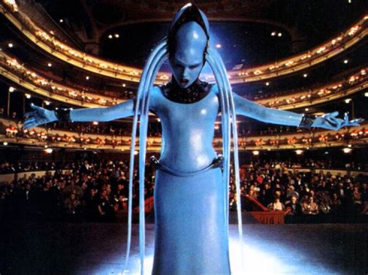 Who plays the blue opera singer in the 5th element?